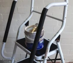 Aidapt Opstapkruk Met Leuning - 2 Treden 14 Aidapt Opstapkruk Met Leuning - 2 Treden -Buitenkampeer Winkel 1200x1044 4