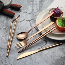 House Of Husk Reisbestek - Reis Bestekset - Chopsticks - Metalen Rietjes Met Borstel - Lepel - Vaatwasserbestendig - RVS - 7 Delig - Rose Goud -Buitenkampeer Winkel 1200x1200 1139