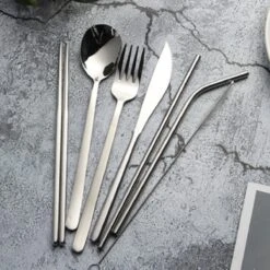 House Of Husk Reisbestek - Reis Bestekset - Chopsticks - Metalen Rietjes Met Borstel - Lepel - Vaatwasserbestendig - RVS - 7 Delig - Zilver -Buitenkampeer Winkel 1200x1200 1150