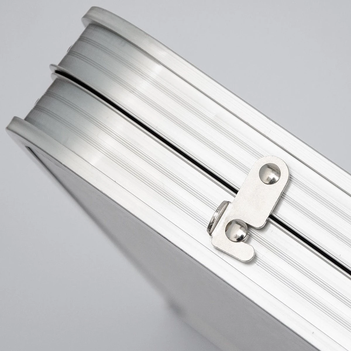 Aluminium Kampeertafel 120x60cm - Campingtafel Inklapbaar - 3-voudig Verstelbare Vouwtafel Grijs 5 Aluminium Kampeertafel 120x60cm - Campingtafel Inklapbaar - 3-voudig Verstelbare Vouwtafel Grijs - Afbeelding 3