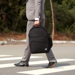 Brisby 4 Laags Geïsoleerde Koeltas Rugzak - 25 Liter - Met Handige Vakken Voor Bestek En Essentials - Waterafstotend Materiaal - Zwart -Buitenkampeer Winkel 1200x1200 423