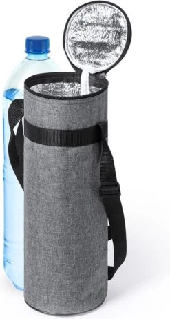 Merkloos Flessenkoeler - Koeltas Fles - Champagnekoeler - Wijnkoeler - Isolatie - Volwassenen - Dames - Heren - 11 X 35 Cm - 1,5 Liter - Gerecyclede PET Flessen - Polyester - Aluminium - Grijs 5 Merkloos Flessenkoeler - Koeltas Fles - Champagnekoeler - Wijnkoeler - Isolatie - Volwassenen - Dames - Heren - 11 X 35 Cm - 1,5 Liter - Gerecyclede PET Flessen - Polyester - Aluminium - Grijs -Buitenkampeer Winkel 642x1200